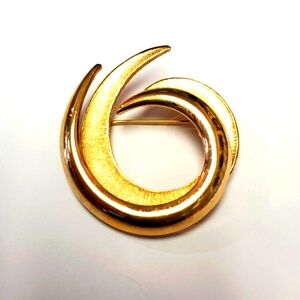 Vintage trifari swirl pin